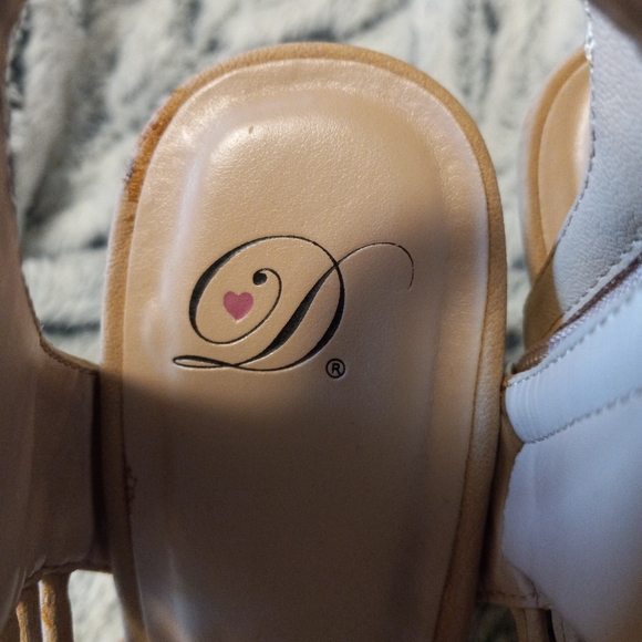 ☆3/$20* Heart in D Tan Caged Wedge Heels - Picture 15 of 15